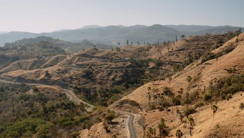 Panorama indah dengan gelombang bukit terlihat dari Bukit Sylvia di Labuan Bajo.