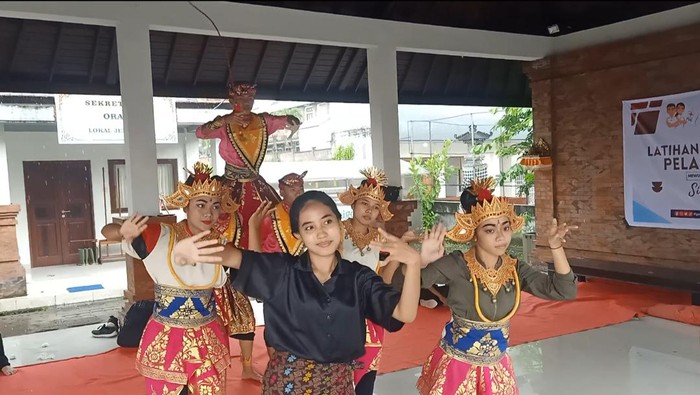 Para penari makepung saat melakukan latihan di wantilan sebelah barat Kantor Bupati Jembrana, Minggu (27/11/2022).