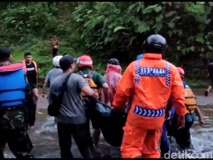 Seorang pelajar di Tulungagung tewas tenggelam di dasar embung. Jasad korban ditemukan penyelam Basarnas Trenggalek.