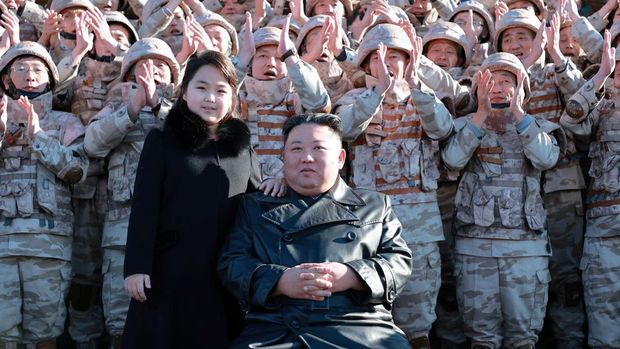 Pemimpin Korea Utara Kim Jong Un dan putrinya menghadiri sesi foto dengan para ilmuwan, insinyur, pejabat militer, dan lainnya yang terlibat dalam uji coba rudal balistik antarbenua (ICBM) Hwasong-17 yang baru di negara itu dalam foto tak bertanggal yang dirilis pada 27 November , 2022. (Kantor Berita Pusat Korea Utara (KCNA) KCNA via REUTERS)