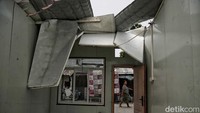 Atap bangunan terlihat rusak dan bolong usai diterjang angin.