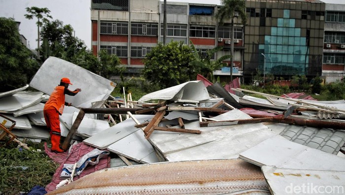 Penampakan Belasan Rumah Semi Permanen Roboh Dihantam Puting Beliung Hujan disertai angin kencang menyebabkan belasan rumah kontrakan roboh di Jalan Jelambar Baru I, Jelambar, Grogol Petamburan, Jakarta Barat, pada Sabtu (26/11/2022) sore.