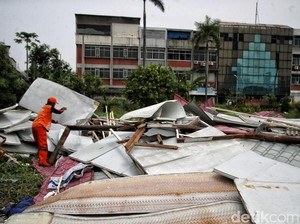 51 Rumah dan Masjid di Bekasi Rusak Diterjang Angin Puting Beliung