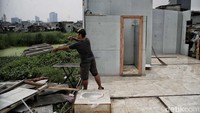 Deretan kontrakan bercat putih yang tampak masih baru itu hancur, hampir rata dengan tanah.  