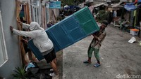 Akibat peristiwa itu, perabotan dan benda-benda berharga penghuni, banyak yang hilang maupun rusak.  