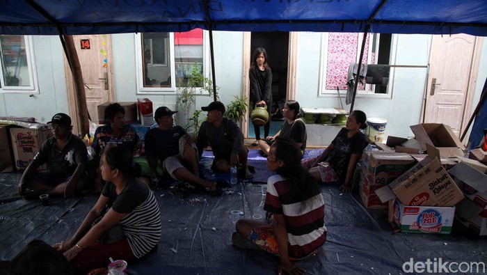 Hujan disertai angin kencang menyebabkan belasan rumah kontrakan roboh di Jalan Jelambar Baru I, Jelambar, Grogol Petamburan, Jakarta Barat, pada Sabtu (26/11/2022) sore.