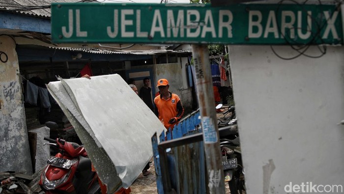 Penampakan Belasan Rumah Semi Permanen Roboh Dihantam Puting Beliung Hujan disertai angin kencang menyebabkan belasan rumah kontrakan roboh di Jalan Jelambar Baru I, Jelambar, Grogol Petamburan, Jakarta Barat, pada Sabtu (26/11/2022) sore.