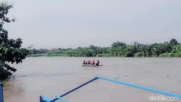Pencarian pria jombang linglung tinggalkan wasiat lompat ke Sungai Brantas