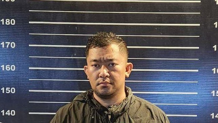 Penggerebekan judi sabung ayam di Makassar.