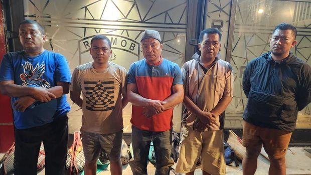 Penggerebekan judi sabung ayam di Makassar.