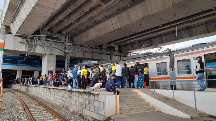 Penumpang di Stasiun Manggarai, saat terjadi KRL Anjlok.