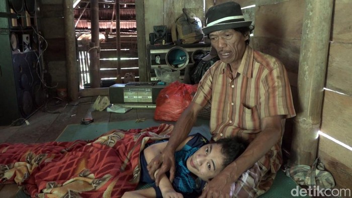 Penyandang disabilitas bernama Bija (71) di Kabupaten Mamasa, Sulawesi Barat (Sulbar) harus menjalani hidup dengan kondisi memprihatinkan. Selain karena lilitan ekonomi, Bija juga harus merawat anaknya bernama Sanjaya (22) yang juga menyandang disabilitas seorang diri.