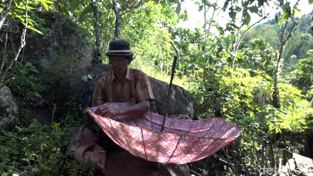 Penyandang disabilitas bernama Bija (71) di Kabupaten Mamasa, Sulawesi Barat (Sulbar) harus menjalani hidup dengan kondisi memprihatinkan. Selain karena lilitan ekonomi, Bija juga harus merawat anaknya bernama Sanjaya (22) yang juga menyandang disabilitas seorang diri.