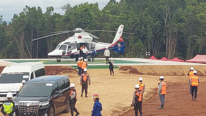 Menteri Koordinator Bidang Kemaritiman dan Investasi Luhut Binsar Pandjaitan menghadiri acara ground breaking di lokasi yang nantinya akan di bangun pertambangan nikel milik PT Vale Indonesia Tbk di Kecamatan Pomala, Kabupaten Kolaka, Sulawesi Tenggara.