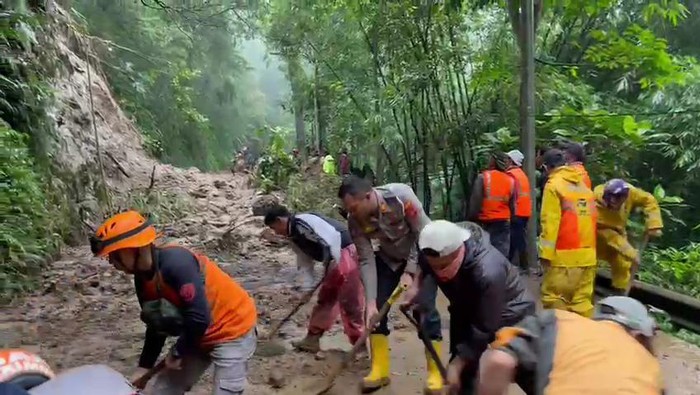 Petugas gabungan evakuasi longsor di Jalur Maribaya-Lembang