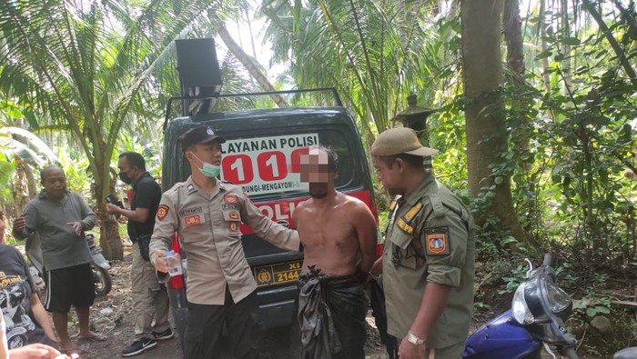 Petugas Satpol PP bersama dengan personel dari Polsek Karangasem dan masyarakat saat mengamankan ODGJ ngamuk di Banjar Dinas Samuh, Desa Bugbug, Karangasem, Bali. (istimewa)