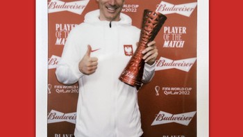 Kemenangan semalam pun menasbihkan Lewy jadi Man of the Match. Foto: Twitter
