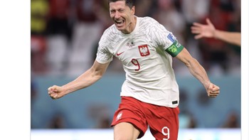 Robert Lewandowski memberikan satu assisst dan gol untuk membawa kemenangan Polandia atas Arab Saudi. Foto: Twitter
