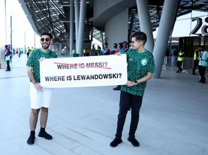 Karma Suporter Arab Saudi Bawa Spanduk Mana Lewandowski?