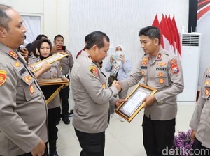 8 Anggota Polres Ngawi Berprestasi Diganjar Penghargaan Kapolda Jatim
