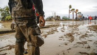 Pulau pegunungan yang berpenduduk padat ini merupakan tujuan wisata populer baik untuk pantai maupun spanya. Gempa berkekuatan 4,0 di pulau itu pada tahun 2017 menewaskan dua orang, menyebabkan kerusakan signifikan pada kota Casamicciola dan Lacco Ameno yang berdekatan. 