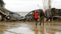 Petugas pemadam kebakaran dan Penjaga Pantai sedang melakukan pencarian dan penyelamatan, awalnya terhambat oleh angin kencang yang mencegah helikopter dan perahu mencapai pulau itu. 