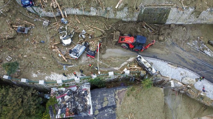 Porak-poranda Pulau Ischia Italia Diterjang Longsor A caterpillar removes mud and debris after heavy rainfall triggered landslides that collapsed buildings and left as many as 12 people missing, in Casamicciola, on the southern Italian island of Ischia, Sunday, Nov. 27, 2022. Authorities said that the landslide that early Saturday destroyed buildings and swept parked cars into the sea left one person dead and 12 missing. (AP Photo/Salvatore Laporta)