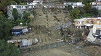 Penampakan dari udara rumah-rumah yang rusak setelah hujan lebat memicu tanah longsor yang meruntuhkan bangunan di Casamicciola, pulau Ischia, Italia selatan, Minggu(27/11/2022). 