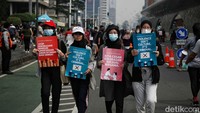 Sejumlah mahasisiwi dari Universitas Islam Negeri (UIN) Ciputat menggelar aksi ajakan petisi tolak kekerasan terhadap perempuan di Car Free Day, Jalan MH Thamrin, Jakarta Pusat, Minggu (27/11/2022).