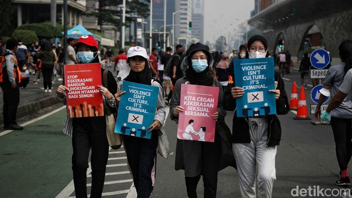 Sejumlah mahasisiwi dari Universitas Islam Negeri (UIN) Ciputat menggelar aksi ajakan petisi tolak kekerasan di Car Free Day, Jalan MH Thamrin, Jakarta Pusat, Minggu (27/11/2022).