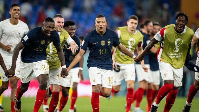 DOHA, QATAR - NOVEMBER 26: Kylian Mbappe (C) and Marcus Thuram (L) of France celebrates victory after the FIFA World Cup Qatar 2022 Group D match between France and Denmark at Stadium 974 on November 26, 2022 in Doha, Qatar. (Photo by Marvin Ibo Guengoer - GES Sportfoto/Getty Images)