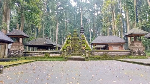 Pura Bukit Sari di area tengah kawasan hutan Sangeh, Badung, Bali.