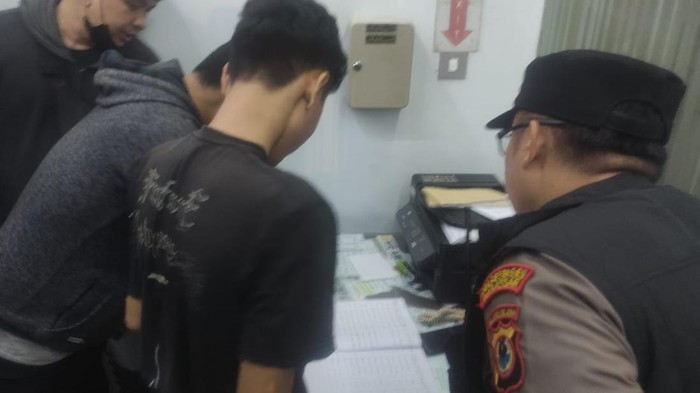 Razia kos eksklusif di Makassar.
