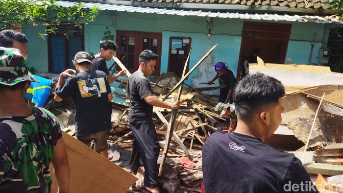 rumah janda di bojonegoro ambruk
