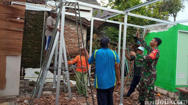 rumah janda di bojonegoro ambruk