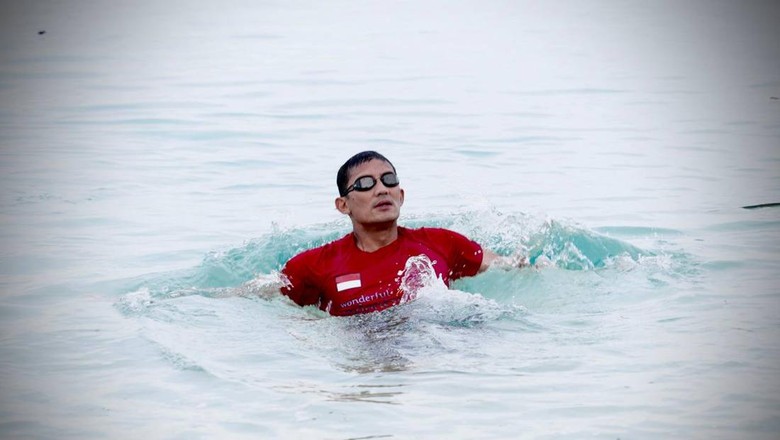 Sandiaga berenang di Pulau Dodola Sandiaga berenang di Pulau Dodola