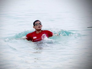 Sandiaga Nikmati Sensasi Berenang di Pulau Tak Berpenghuni
