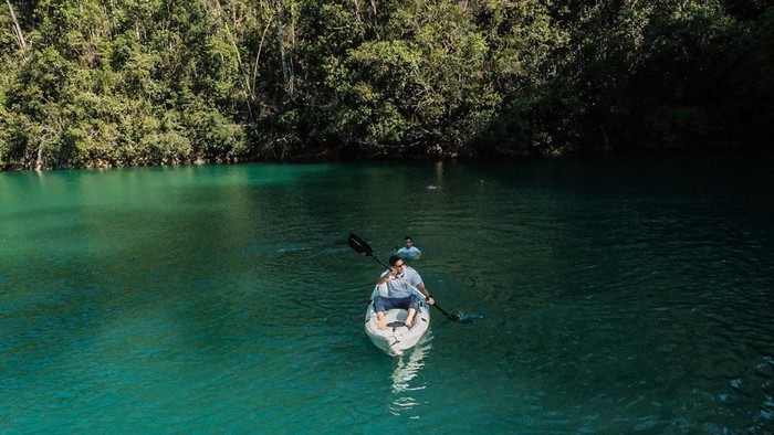 Menparekraf Sandiaga Uno menggunakan perahu di Pulau Tawale Halmahera Selatan, Maluku Utara.