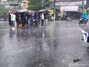 Aremania di Tengah Hujan Turun Jalan Suarakan Pengusutan Tragedi Kanjuruhan