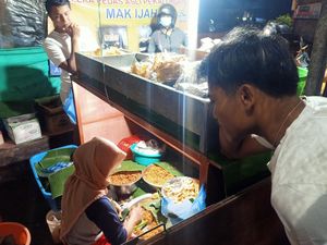 Unik! Mak Ijah Jualan Nasi Jinggo di Bawah Kolong Meja