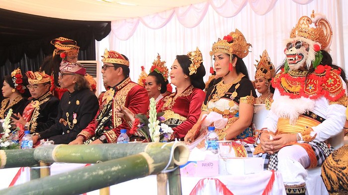 Sekda Susila mengenakan kostum Hanoman di parade budaya HUT Kota Tabanan ke-529, Minggu (27/11/2022).