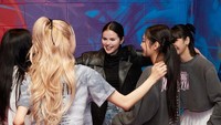 Selena akhirnya bertemu BLACKPINK di konser tur yang digelar di Newark. Foto: (dok. Instagram @selenagomez)