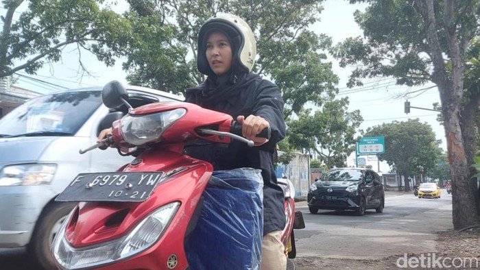 Siti Karima, guru SMK di Cianjur blusukan ke posko terpelosok untuk beri bantuan pada korban bencana