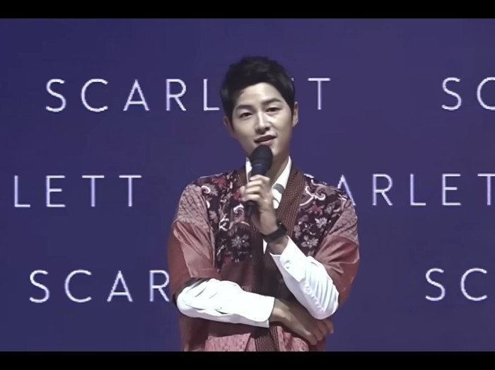 Song Joong Ki pakai batik. Foto: dok. YouTube SONG JOONG KI Archive