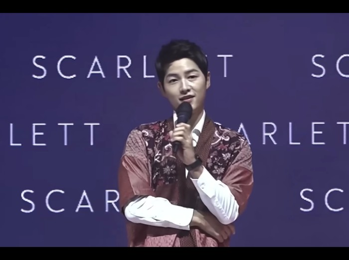 Song Joong Ki pakai batik. Foto: dok. YouTube SONG JOONG KI Archive Song Joong Ki pakai batik. Foto: dok. YouTube SONG JOONG KI Archive