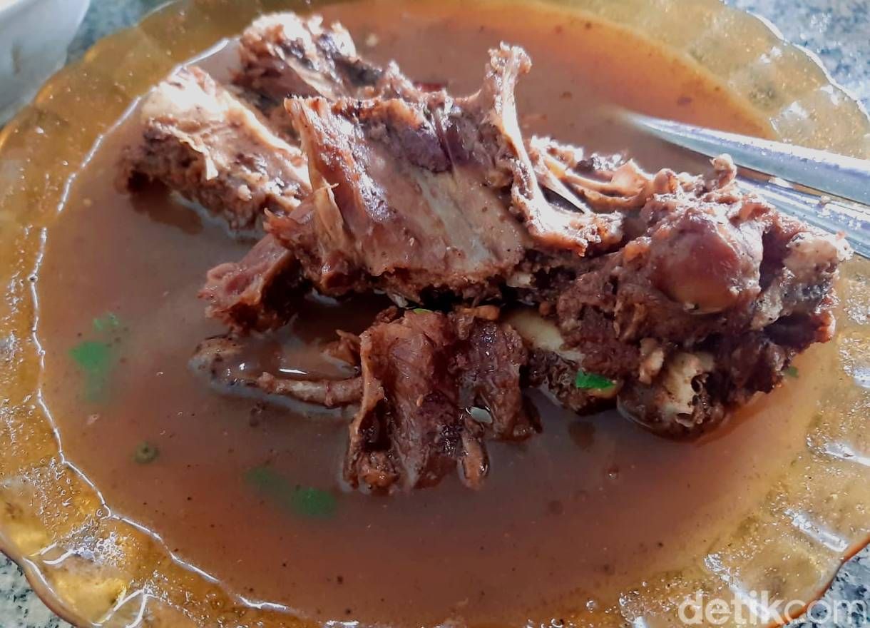 Menu sop konro dan konro bakar di warung makan Konro Karebosi.