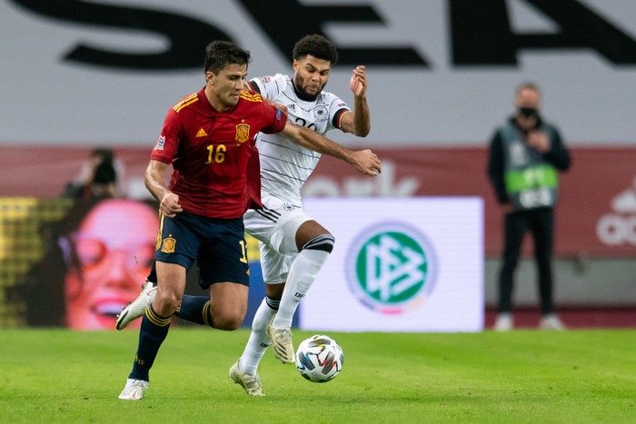 SEVILLE, SPAIN - NOVEMBER 17: (BILD ZEITUNG OUT) Rodri of Spain and Serge Gnabry of Germany battle for the ball during the UEFA Nations League group stage match between Spain and Germany at Estadio de La Cartuja on November 17, 2020 in Seville, Spain. (Photo by Javier Montano/DeFodi Images via Getty Images)