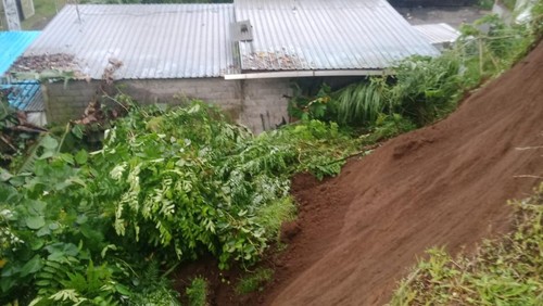 Tanah kuburan yang berada tepat di atas warung di Banjar Angantiga, Kecamatan Petang, Kabupaten Badung, Bali, longsor, Sabtu (26/11/2022) malam sekitar pukul 20.00 Wita.