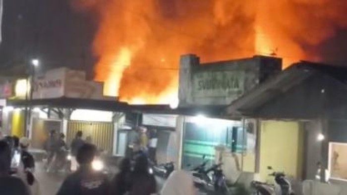 Tangkapan layar video warga kebakaran Pasar Kesamben, Blitar