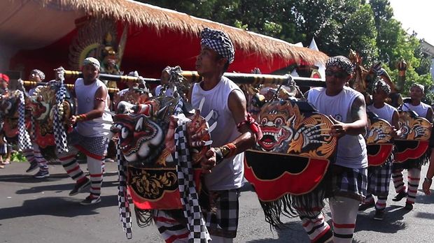 Tari kebesaran Jayaning Singasana AUM Tarian yang digagas Bupati Sanjaya ini merupakan implementasi ajaran Trisaksi Bung Karno, khususnya pada poin berkepribadian di bidang kebudayaan, dan diterapkan dalam visi misi kepemimpinan Jaya Wira (Sanjaya-Edi Wirawan) di Tabanan. Foto: Chairul Amri Simabur